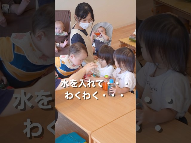 お花紙を使って色水あそび