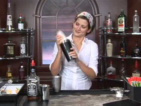 how-to-make-the-whiskey-milk-punch-mixed-drink