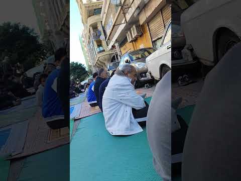 صلاه الجمعه الاسكندريه في الشارع امام المسجد ترام رشدي مصر اليمن الاسكندريه القاهره عيش حياتك