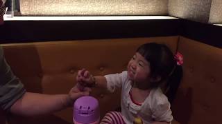 李庭萱8歲-李妍葶2歲一起吃東西-2016年11月28日 