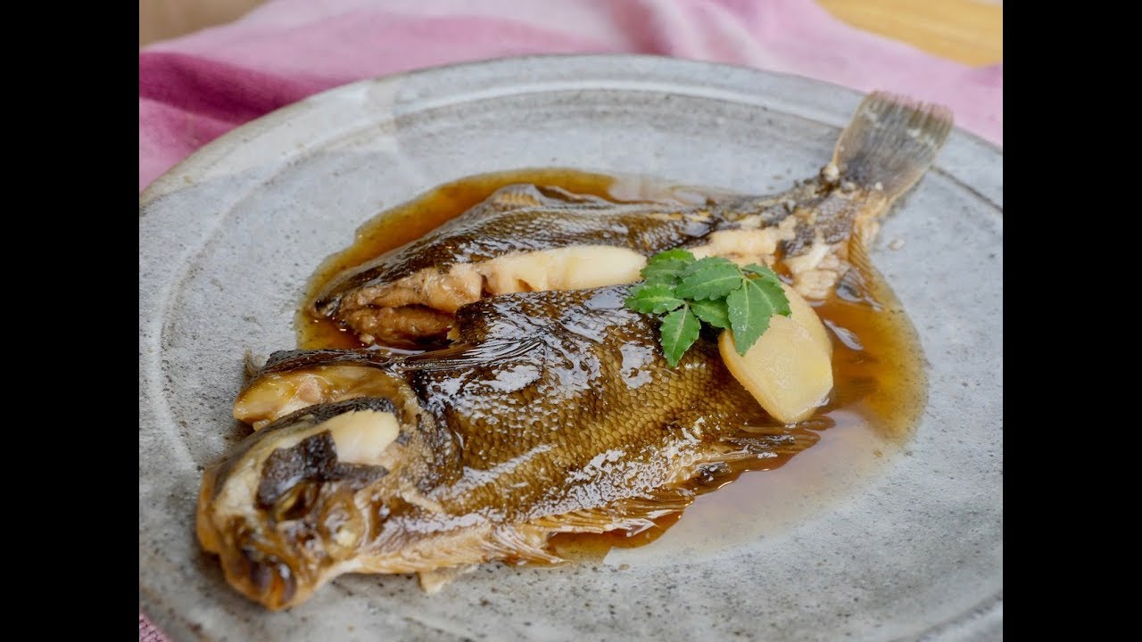 カレイの下処理 丸ごとツヤツヤ煮付けの作り方 How To Cook Flounder Simmered Youtube