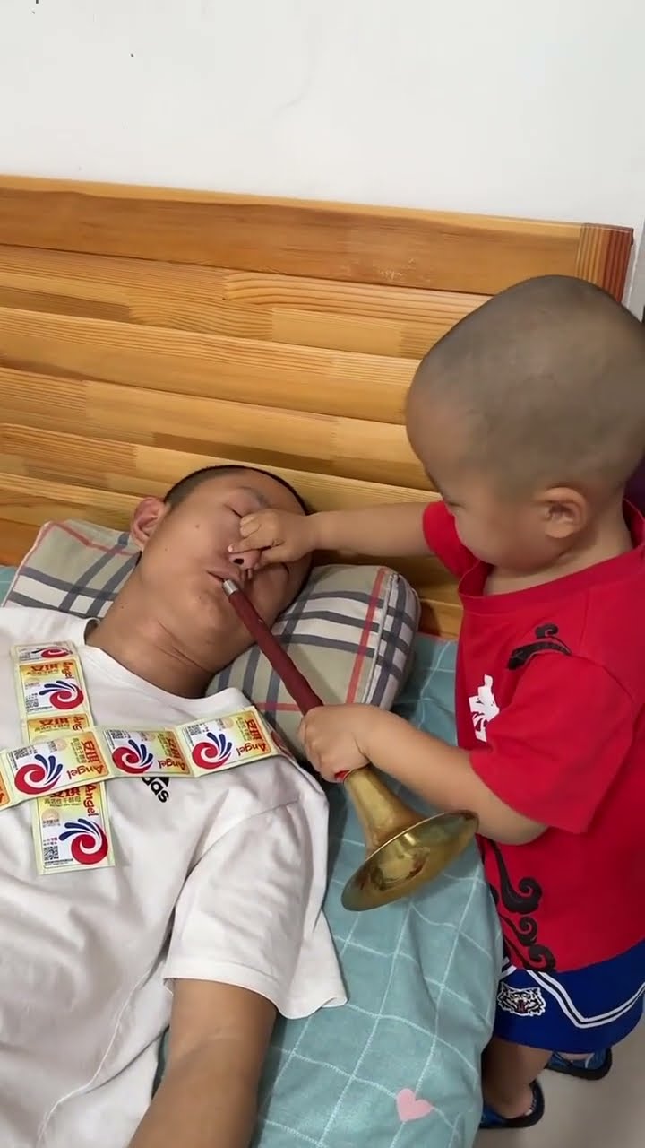 趁爸爸睡着让他吹个喇叭！#Cute baby#Cute#呆萌小米宝#聪明宝宝#萌娃