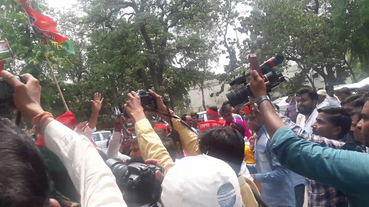 कैराना में हुई शानदार जीत का जश्न मनाते समाजवादी पार्टी कार्यालय में लोग - YouTube