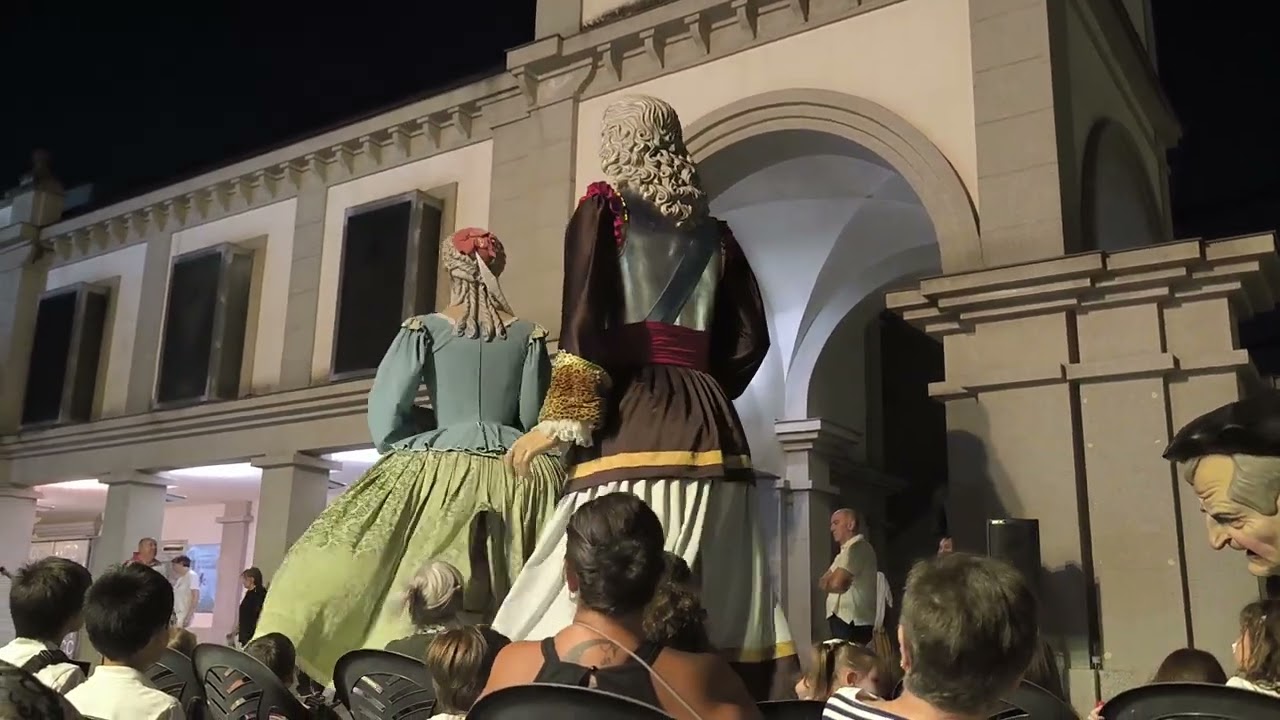 Gigantes de Pozuelo bailando