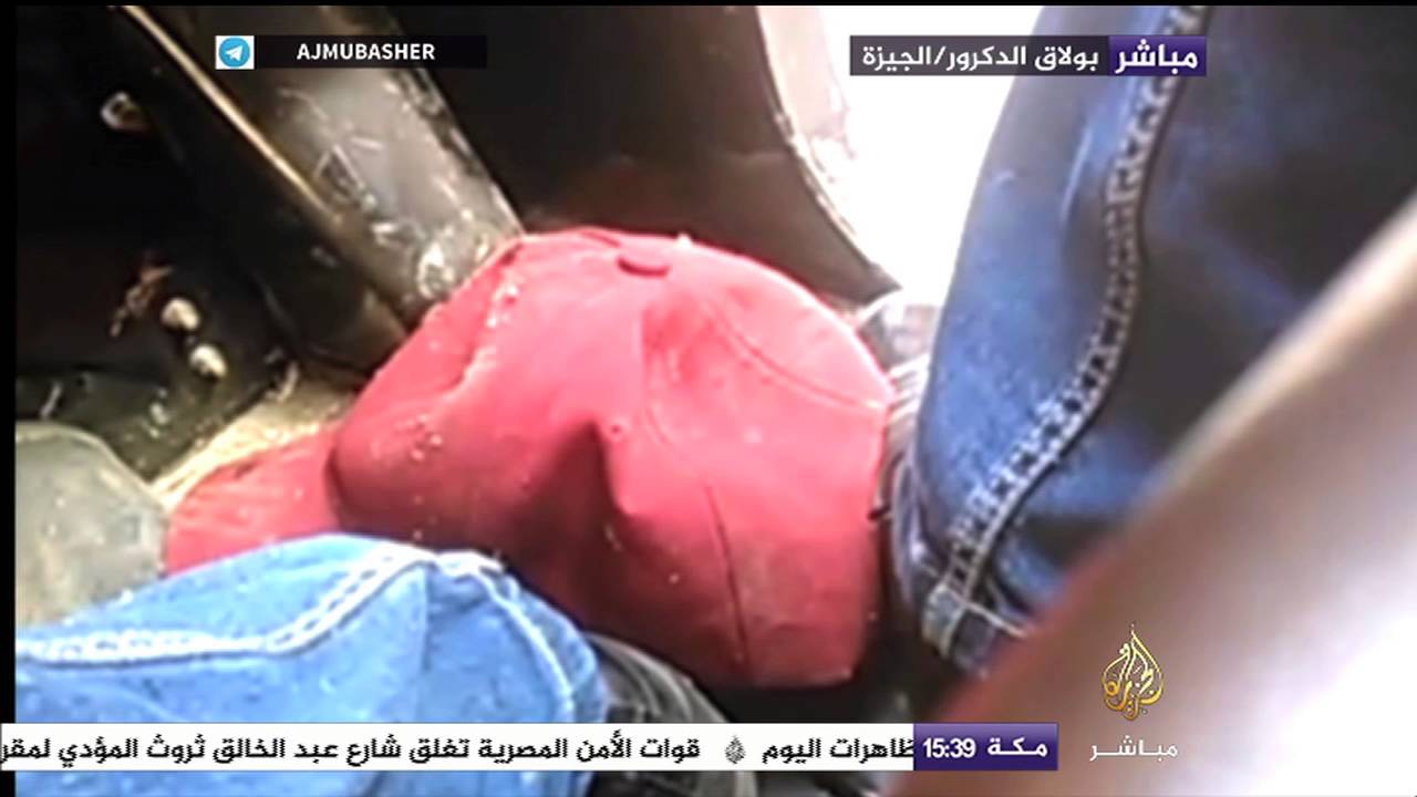 لحظة اعتقال شاب مصري خلال  تصويره مظاهرات مناهضة للنظام