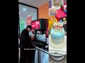 lấy coca trong tiệm gà rán