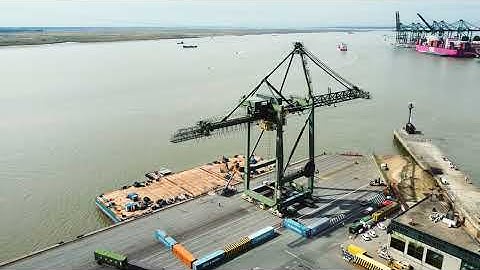 Container crane move from Q869 to Q703