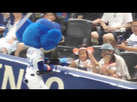 ドアラ　完璧なコントロールのバズーカ　そしてピンクのドアラの耳の女の子へのご挨拶　中日ドラゴンズVS広島東洋カープ　2023.8.13