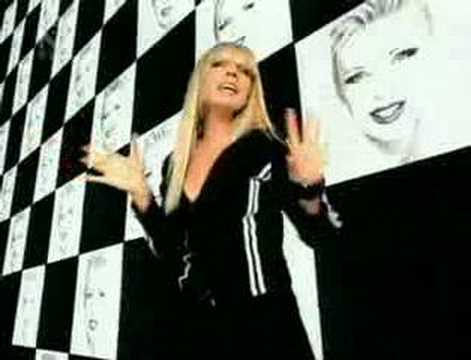 Gayrioddiy burchakdan olingan fotosurat Ko‘krakli xola jiyaniga sovg‘a qo‘ygani videosi