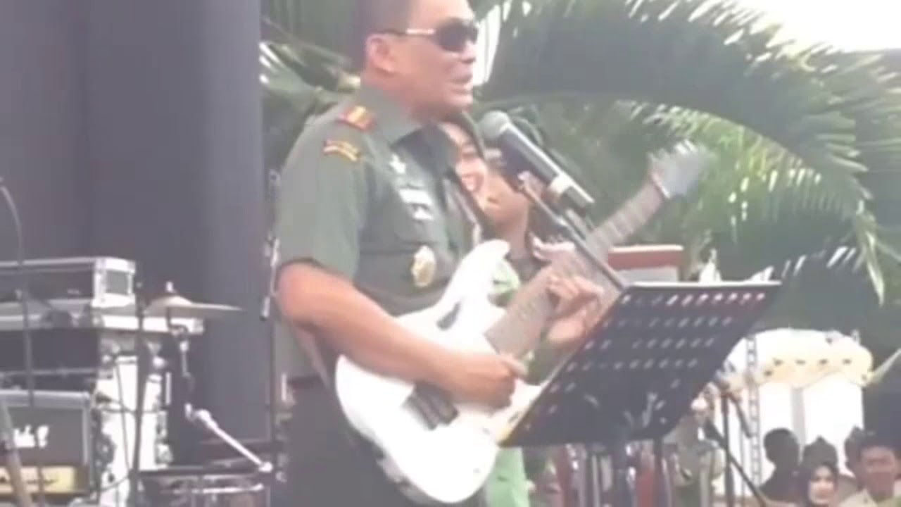 Pangkostrad Letjen TNI Agus Kriswanto Perform Lagu Rock 'n Roll - YouTube