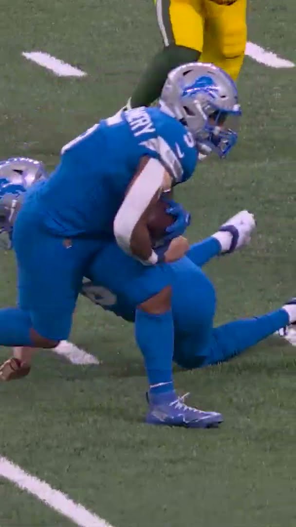 JARED GOFF TRIPPED ON THIS 4TH DOWN HANDOFF