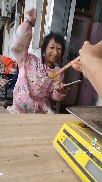Dobby eating Chinese kicking girl #trendingvideo #dobby #wolong #chinese #dobbyreaction