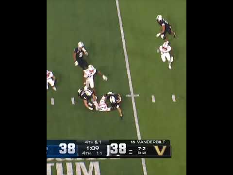 DIEGO PAVIA TRIPPED ON A CRUCIAL 4TH-AND-1 CONVERSION ATTEMPT FOR VANDY 😱