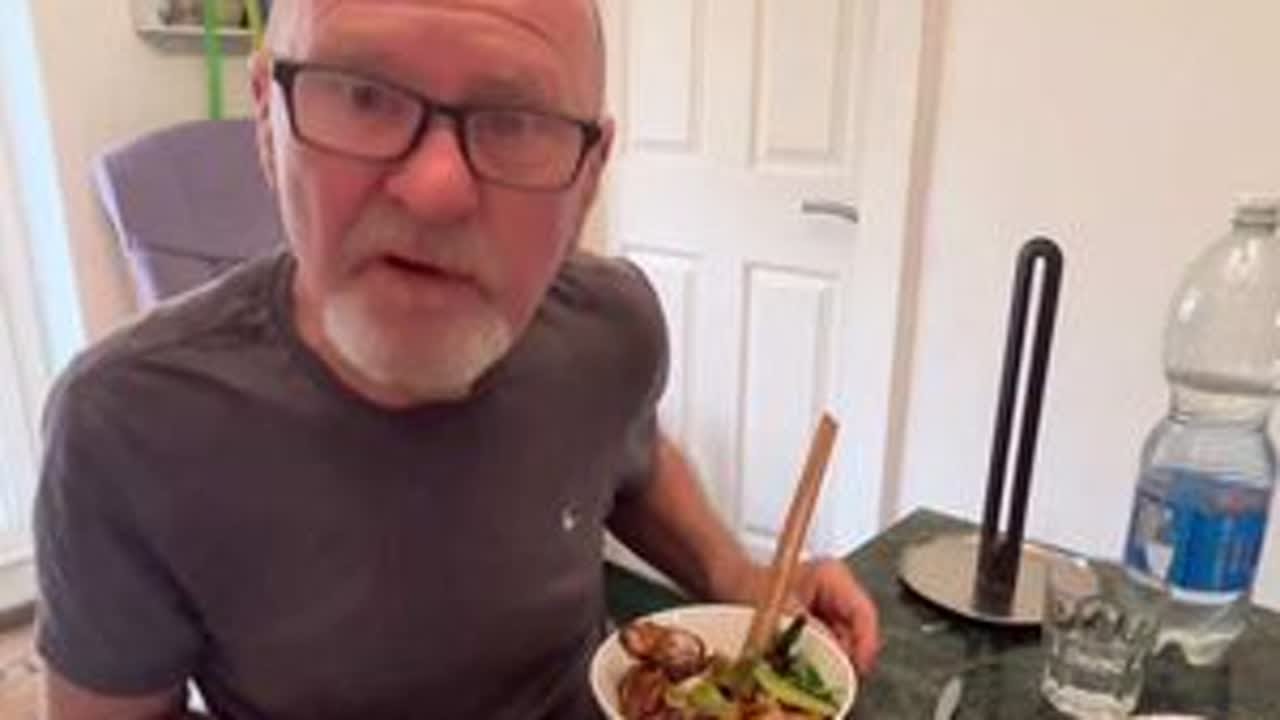 自己种的蔬菜做了几道普普通通的家常菜，让公公给吃出了人间美味，山珍海味大鱼大肉并不是人人都喜欢，只有自己喜欢的就是最好的#老外吃中餐 #跨国婚姻#英国生活#海外生活