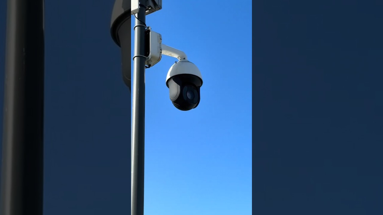 Vyras plauke Klaipėdos centre o jo filmavo kameros 🤯