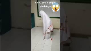 setan kok bisa sholat ,sholatnya aneh  wkwkwkwk