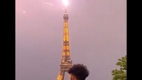 LIGHTNING HITS EIFFEL TOWER