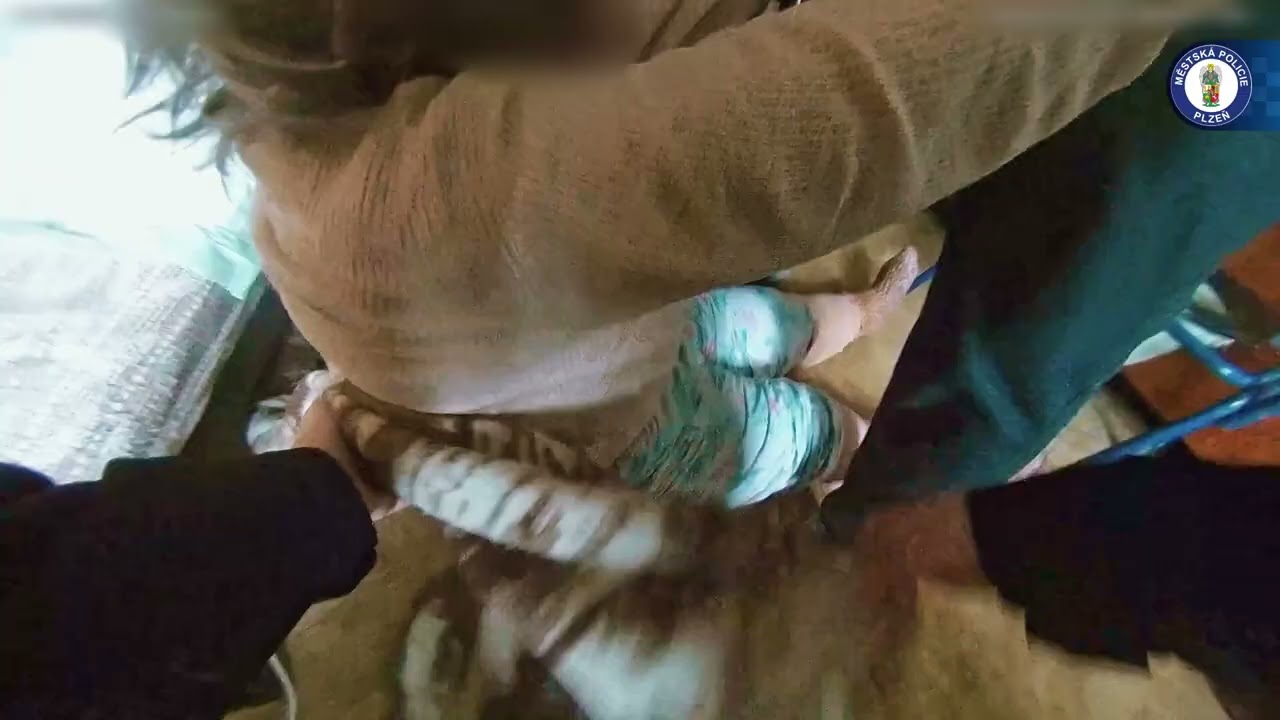 86letá seniorka upadla na zem 👵🏻🆘