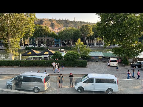 Тбилиси. Вечер в историческом центре города. Парк Рике.