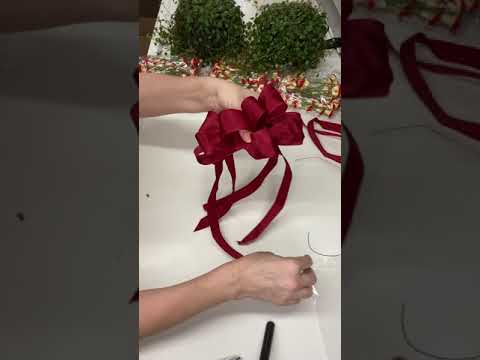 Video: Holiday Bow Craft - Hoe een kerststrik te binden voor kransen