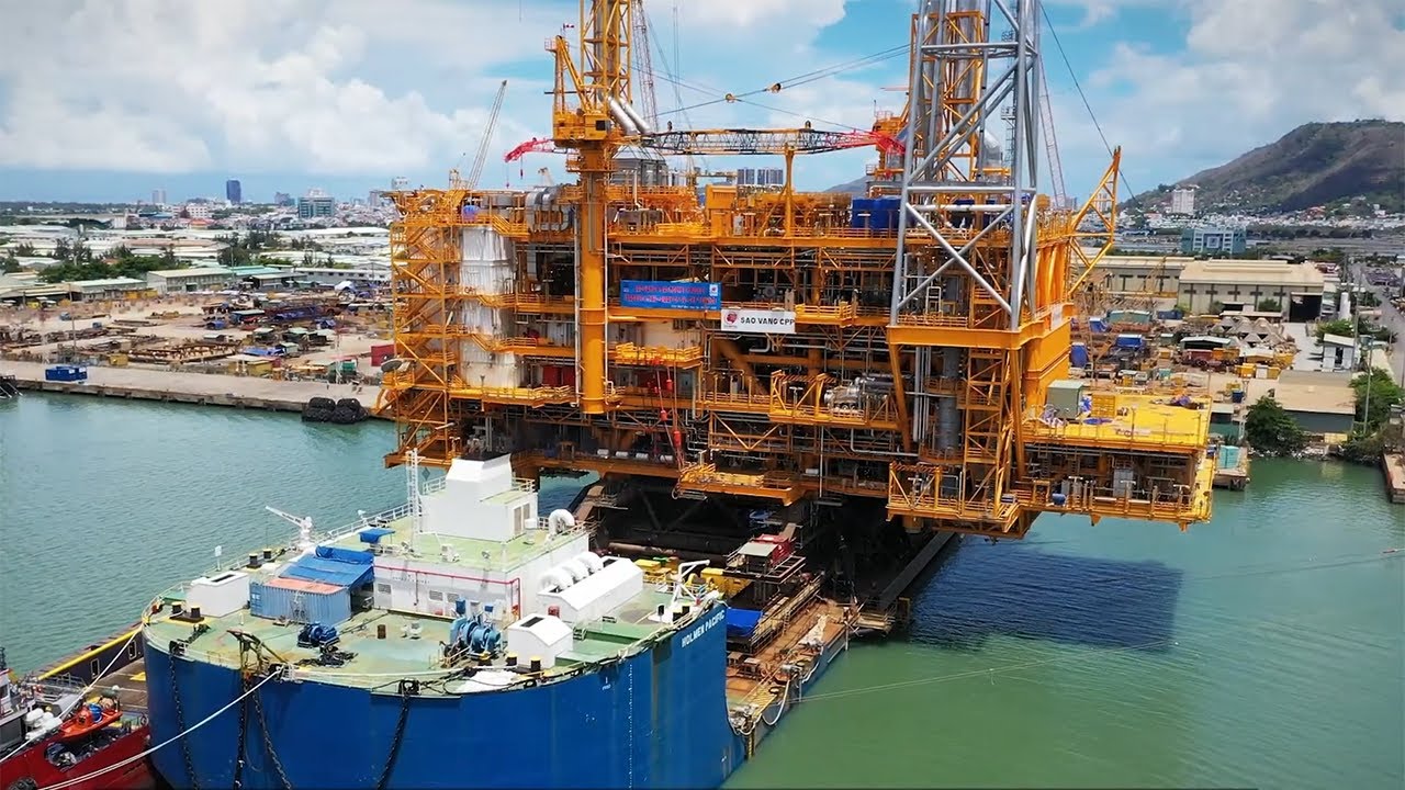 Các kỹ sư VIỆT NAM đã lắp đặt giàn khoan khổng lồ này trên biển Đông ...