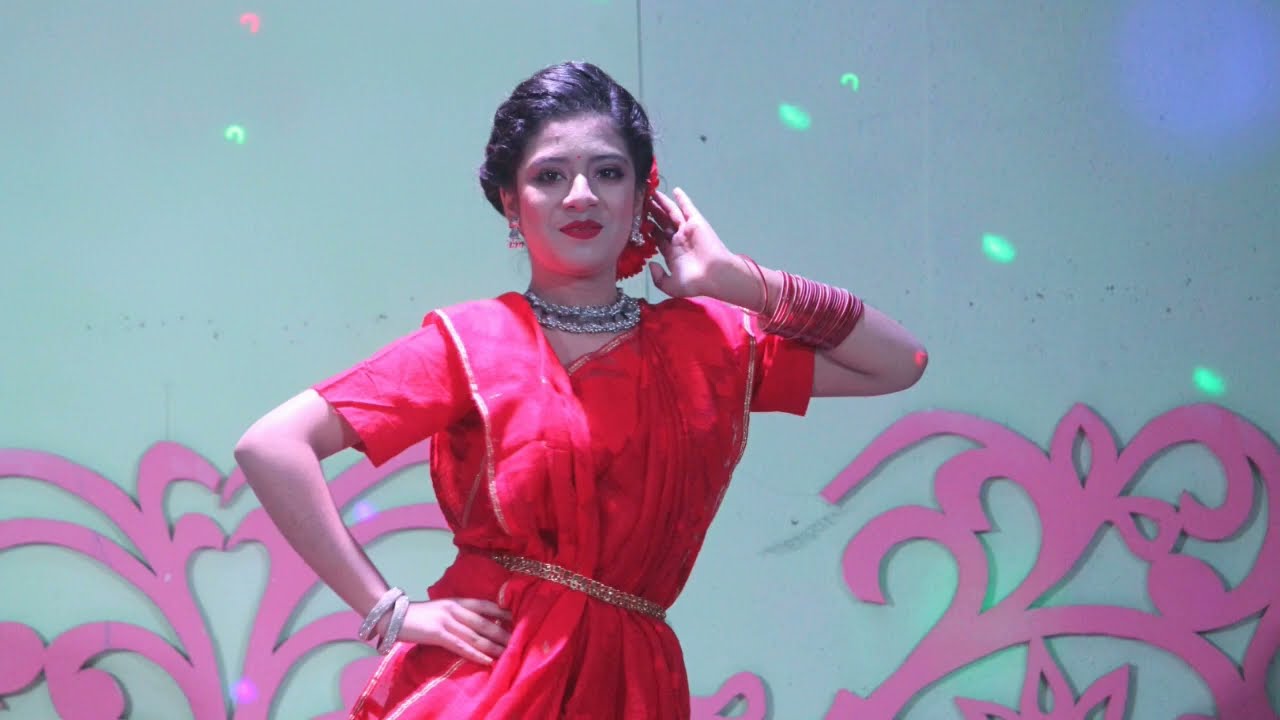 কমলা নৃত্য করে থমকিয়া থমকিয়া