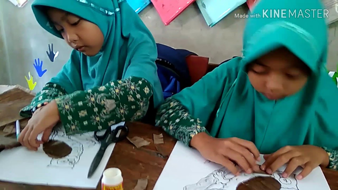 Praktik membuat karya imajinatif 2 dimensi dari bahan alam kelas 2b MI