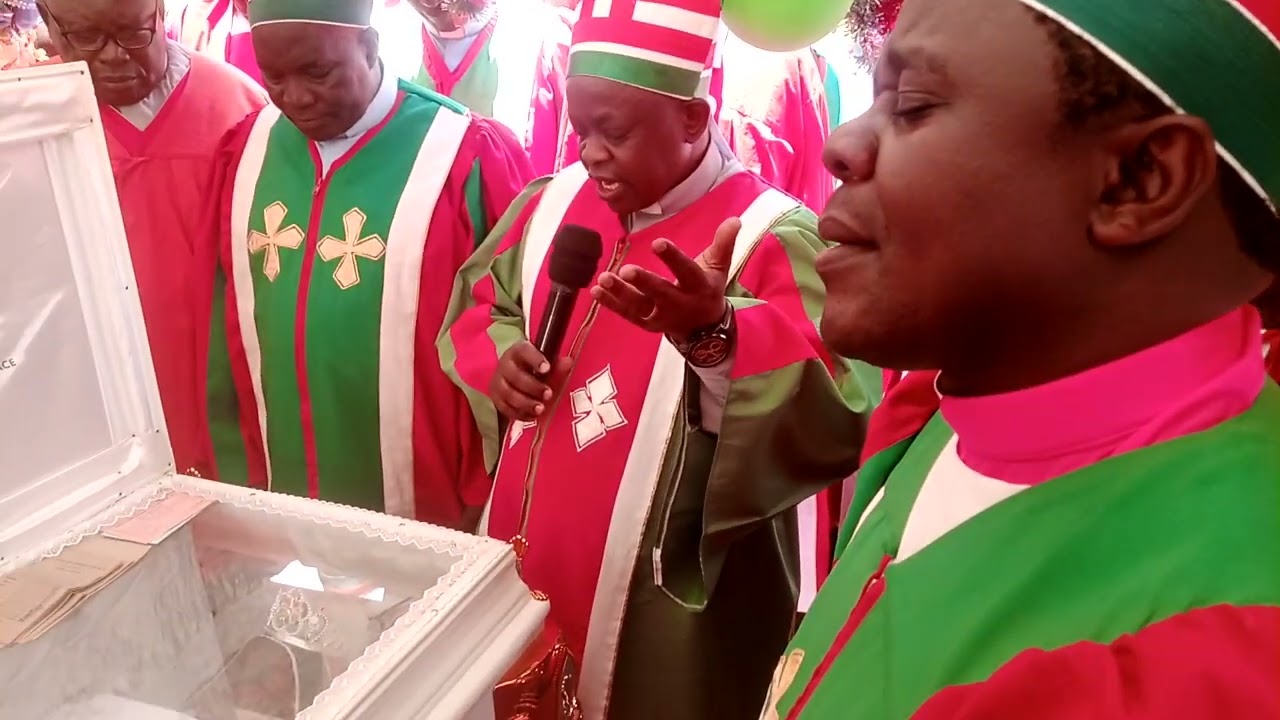 Arch bishop wa A.D.C  akikarishwa Kwa mazishi ya mke assistant director John Bosco