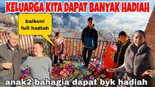 KELUARGA KITA DAPAT BANYAK HADIAH DARI KELUARGA BESAR DAN BALKONIKU SAMPAI PENUH ( REZEKI) 