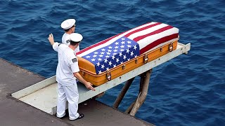 なぜ空母では亡くなった水兵が海に投げ込まれるのか?