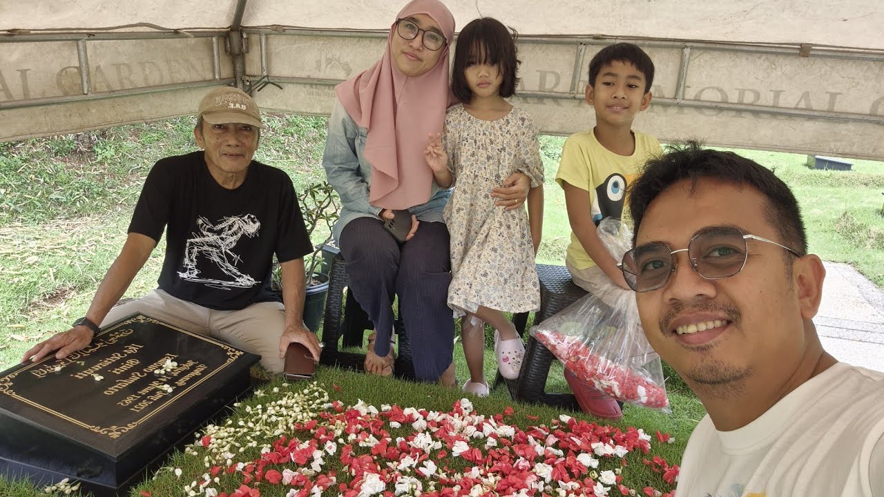 ZIARAH KE PEMAKAMAN MUSLIM TERBESAR DI INDONESIA AL 'AZAR KERAWANG JAWA BARAT.