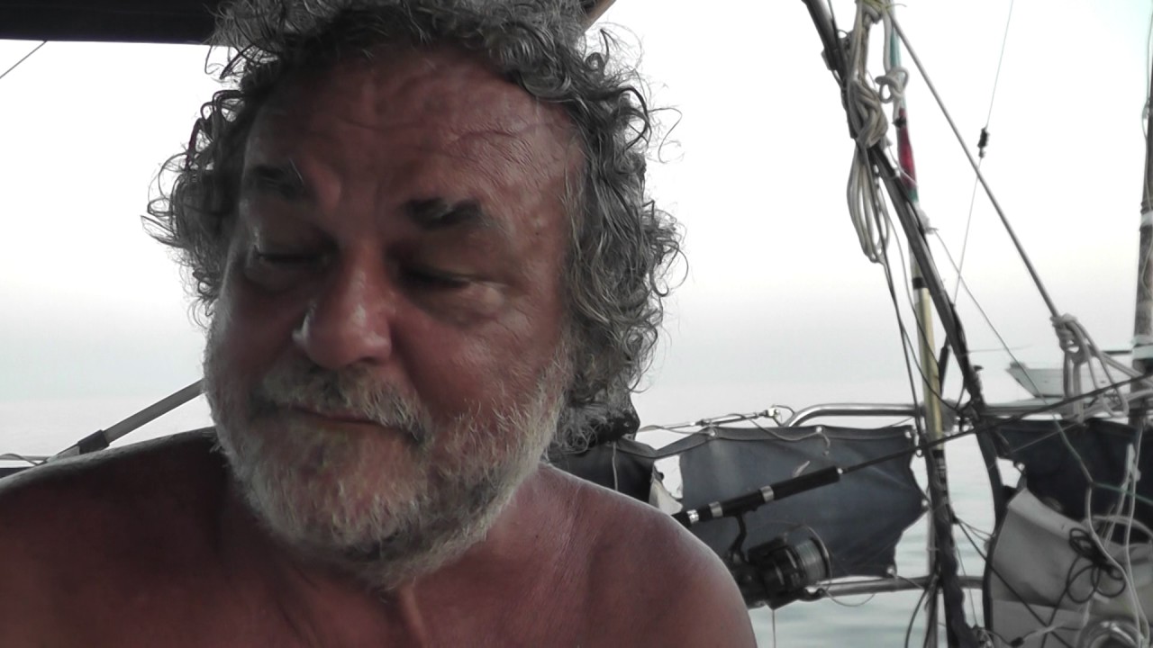 ⁣Al riparo nella Baia del Buon Dormire, in attesa del maestrale