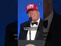 Donald Trump è tornato sul palco della cena della White House Correspondents' Association con un dis
