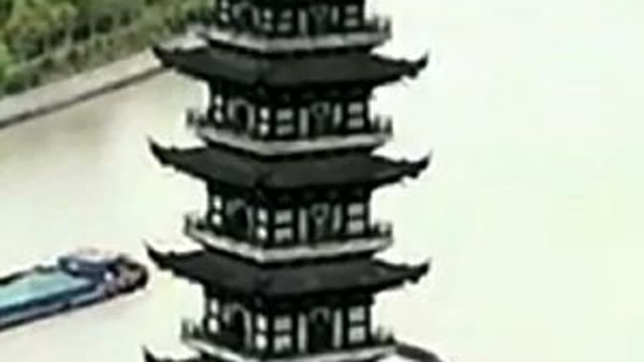 乌镇 以河成街、依河建屋、街桥相连、水镇一体、也因水而兴 #江南烟雨