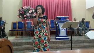 Ketheren Louvando A Deus Na Igreja Assembléia De Deus