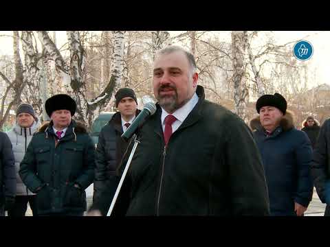 Тюменцы возложили цветы к памятнику авиаторам