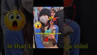 Did you notice what Lisa is holding? 🎁🥺 #Lisa #Blackpink