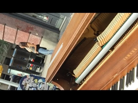 How to make friends in NYC (with a piano) - How to make friends in NYC (with a piano)