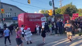 Trudeaus Campaign Bus Gets Swarmed by Protesters in Newmarket, Ontario | ELXN44