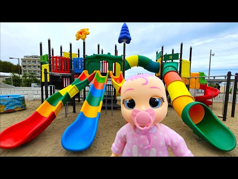 Видео: Cry Babies doll have a fun on the playground