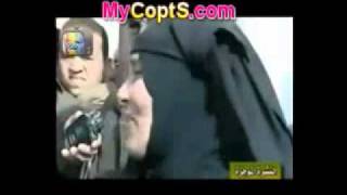 القذافي يجبر امرأه علي خلع النقاب امام الناس في الشارع