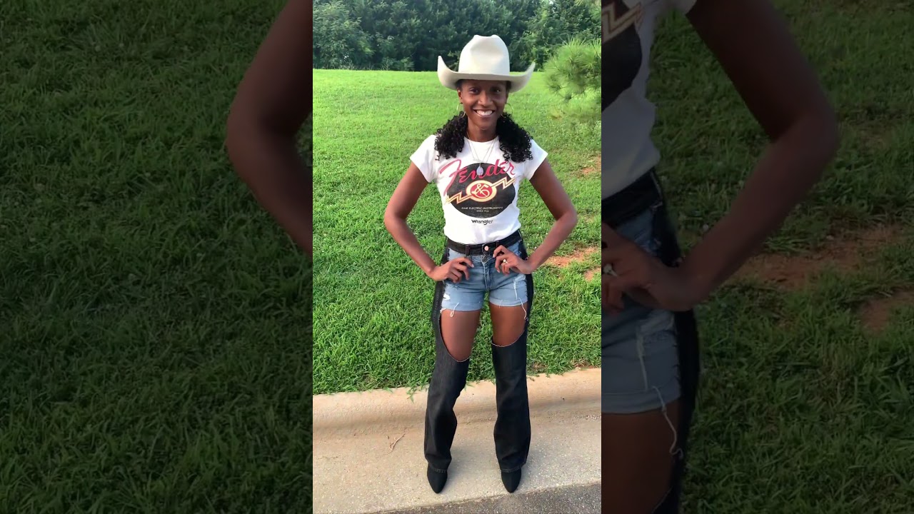 Beyonce-inspired distressed denim chaps ✨ (IG: taethecreative ) 