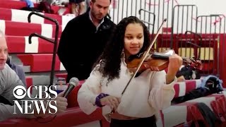 High school athlete leah streety played the national anthem on her
violin before a varsity basketball game in elma, new york, surprising
crowd with t...