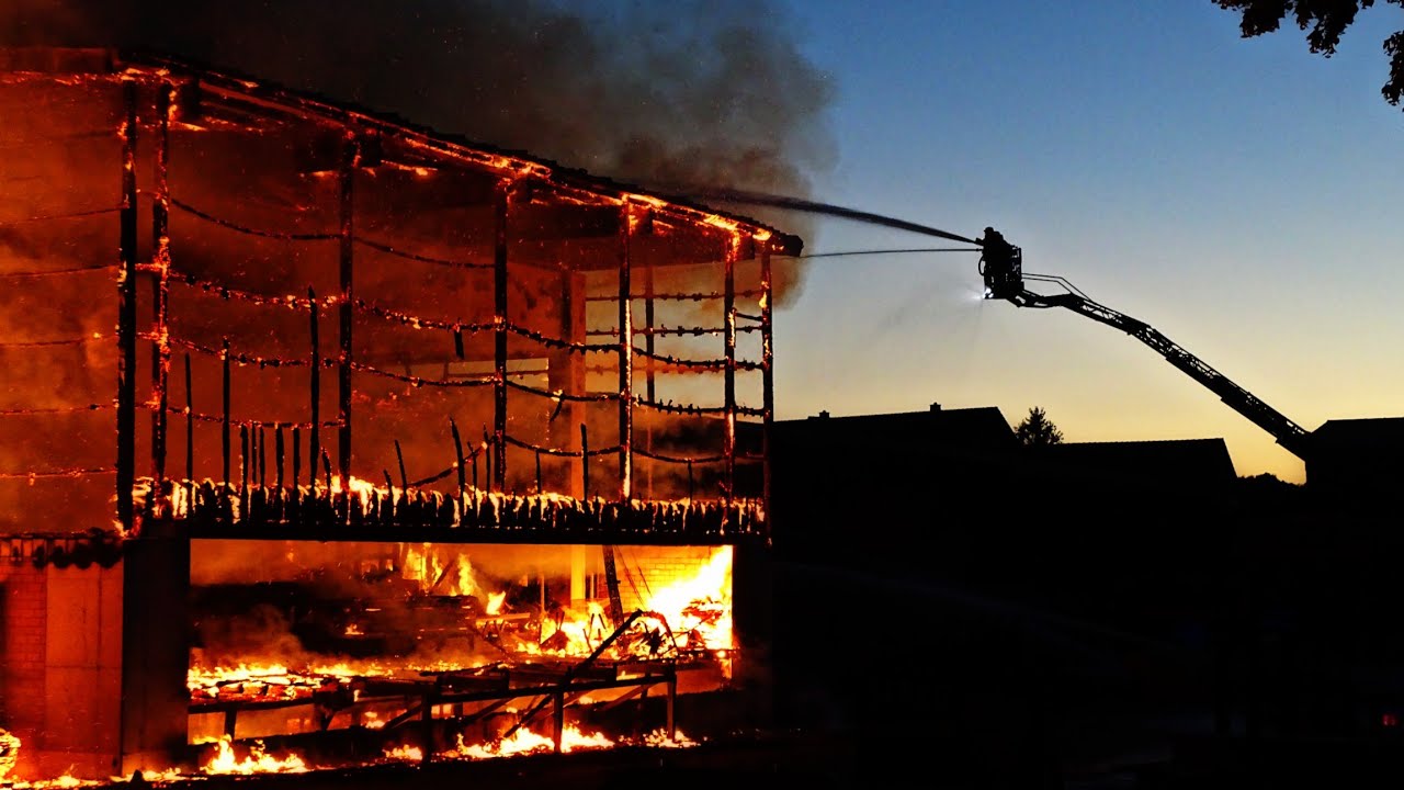 [Sägewerk in Vollbrand] 250 Einsatzkräfte kämpfen gegen das Feuer/ Großeinsatz für Feuerwehr und THW