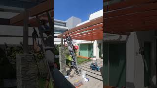 Construcción de pérgola en jardín #arquitetura #construction #design #pergolas #architecture