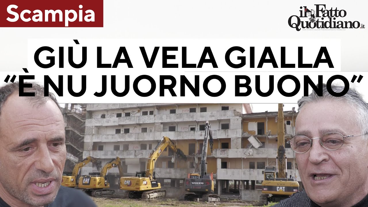 A Scampia la demolizione della vela gialla: 