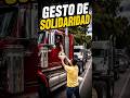 Personas le dan comida a camioneros atrapados en una protesta en Colombia