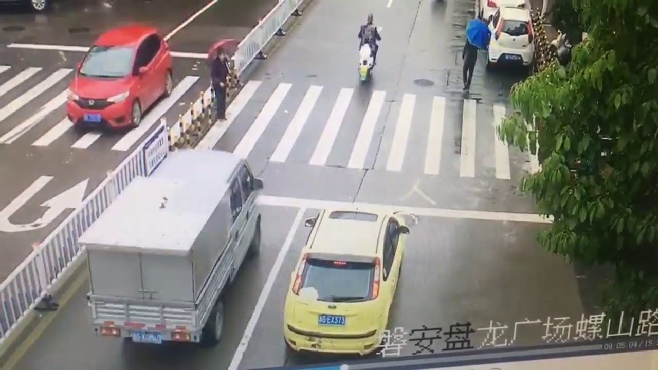 Driver Blocks Traffic To Make Way For Elderly Woman Crossing Road - YouTube