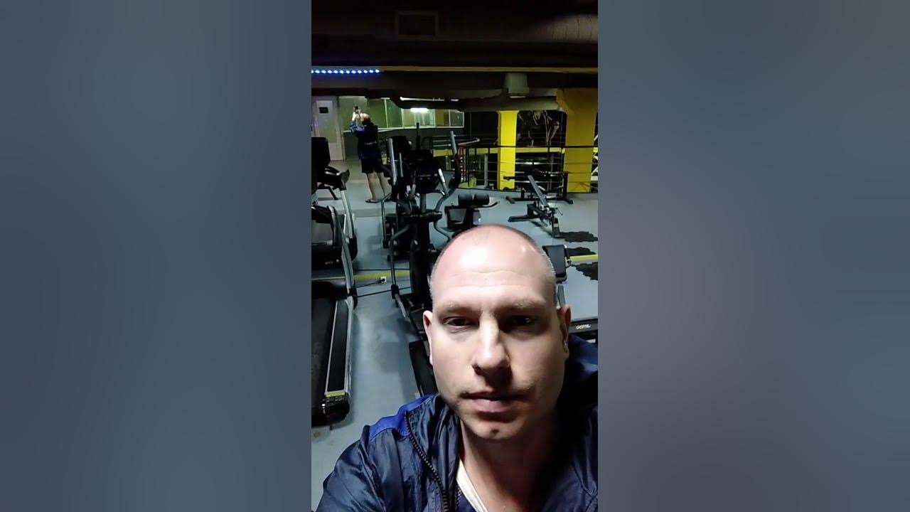 Развитие силы. Фитнес. Тренажерный зал. Гантели. Блины. Тренажеры ...