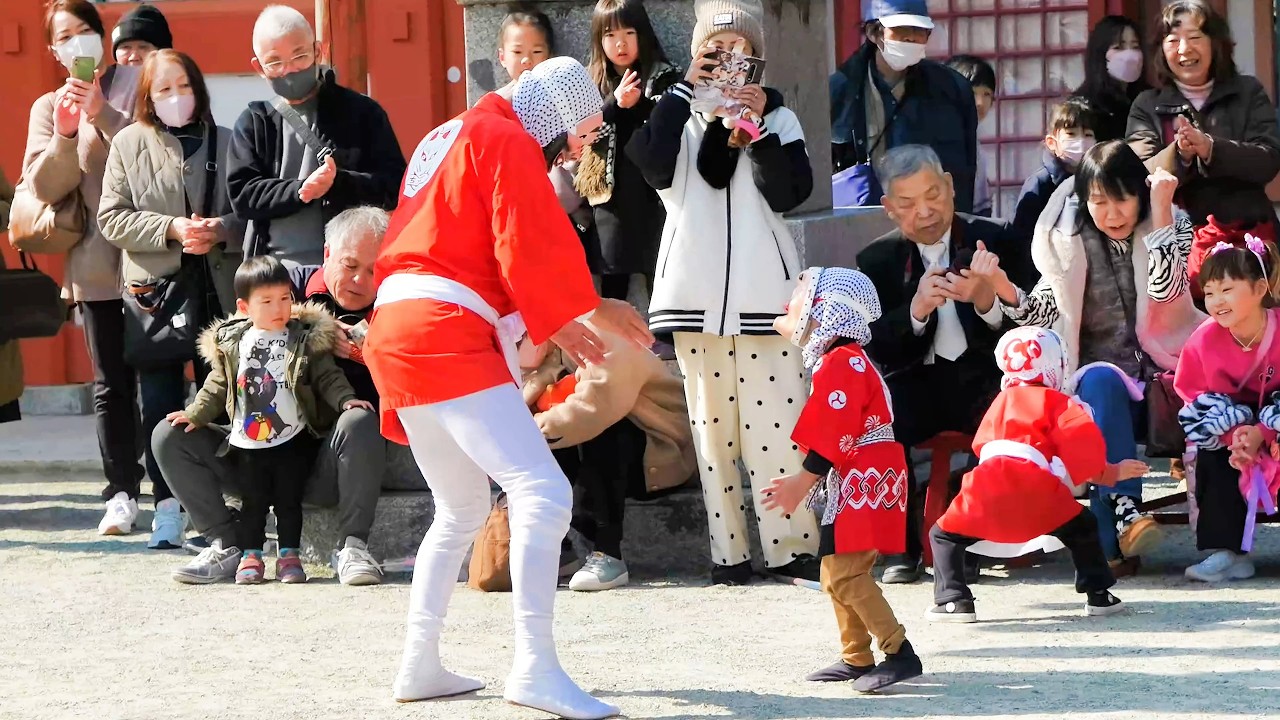 こども達もキレの有る踊りで魅せる。風浪宮大祭「日向ひょっとこ踊り」。Children also show off their dancing skills in the 